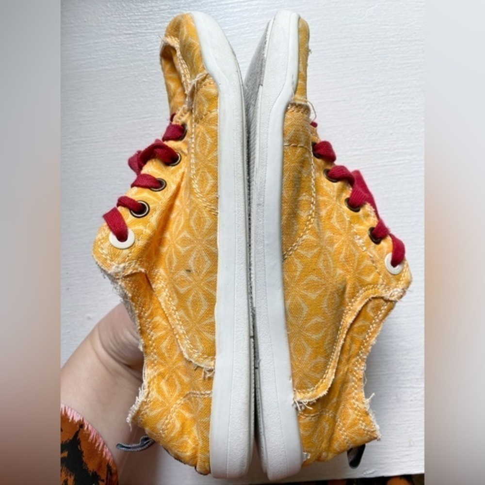 Vionic Beach Yellow Print Pismo Sneaker with Red Shoelaces - Picture 11 of 14